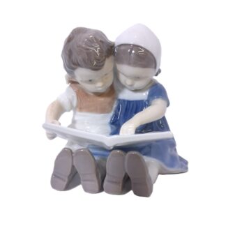 B&G 1567 figurine of boy and girl reading.