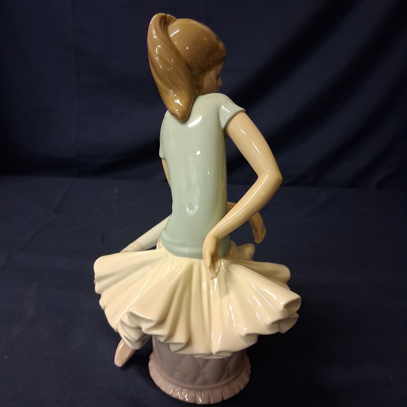 lladro-1361-laura-seated-back-view