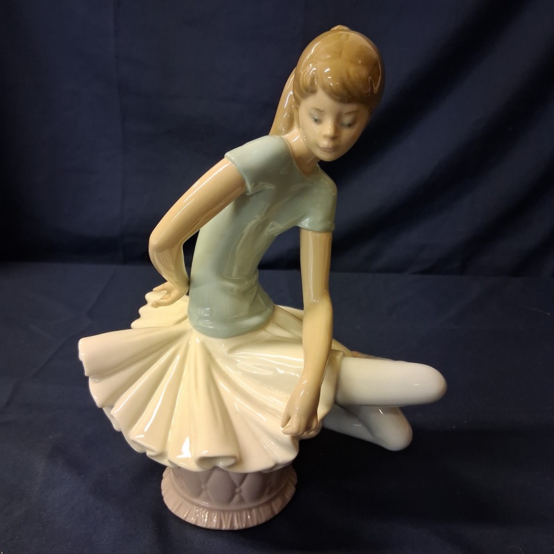 lladro-1361-laura-seated-front-view