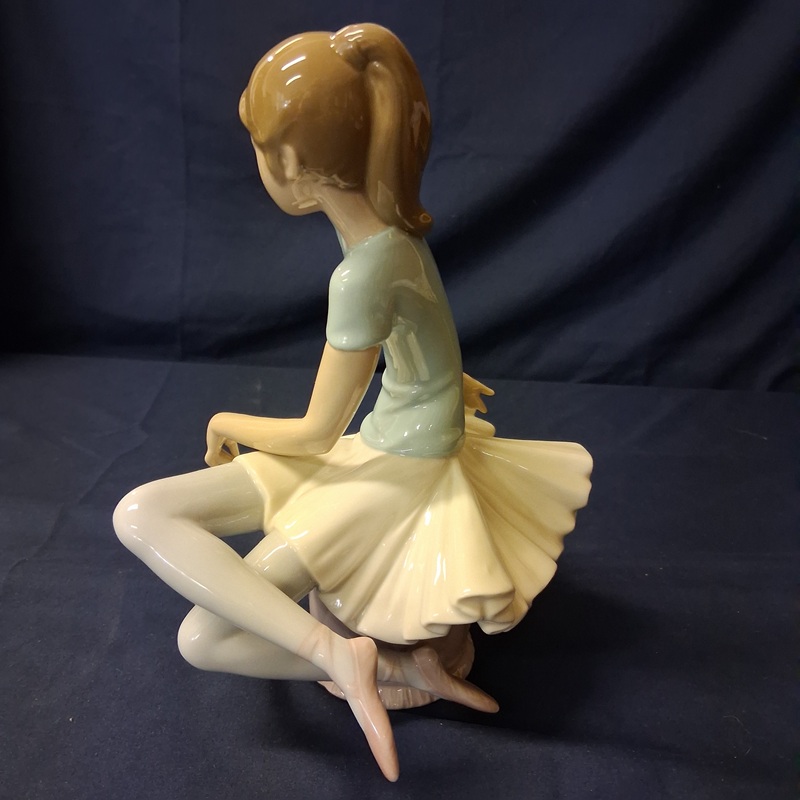 lladro-1361-laura-seated-left-view