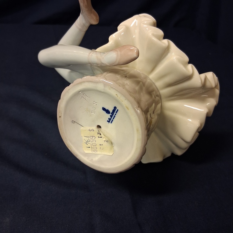 lladro-1361-laura-seated-trademark-view